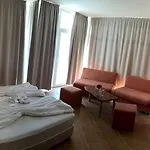 מלון Eco Palace פרימורסקו